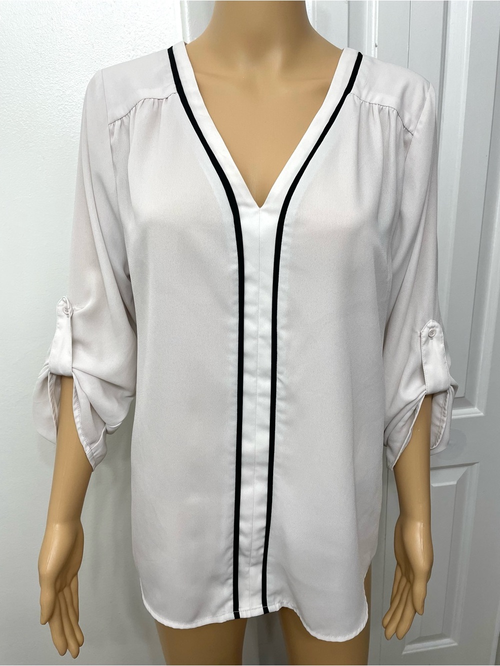 Collective Concepts Cream Off-White V-Neck Top Blouse Roll-tab Sleeves Size L